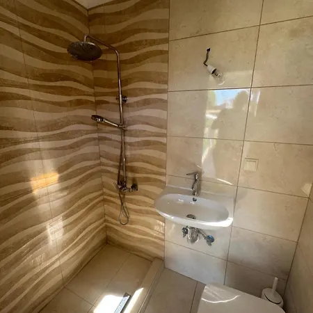 Holly George * Néa Plája