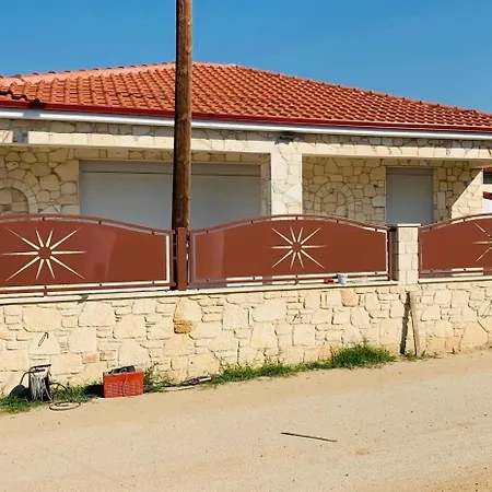 Holly George Nea Plagia