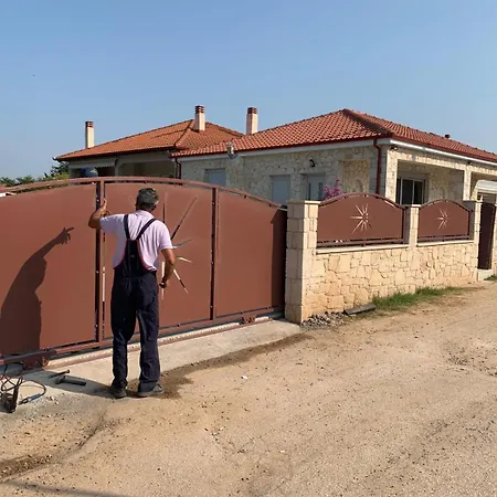 Holly George * Nea Plagia