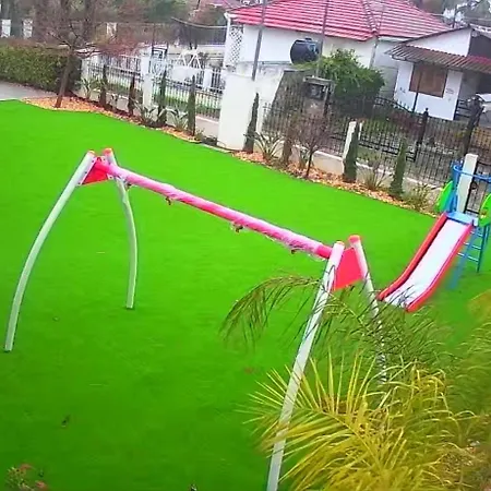 Holly George Néa Plája